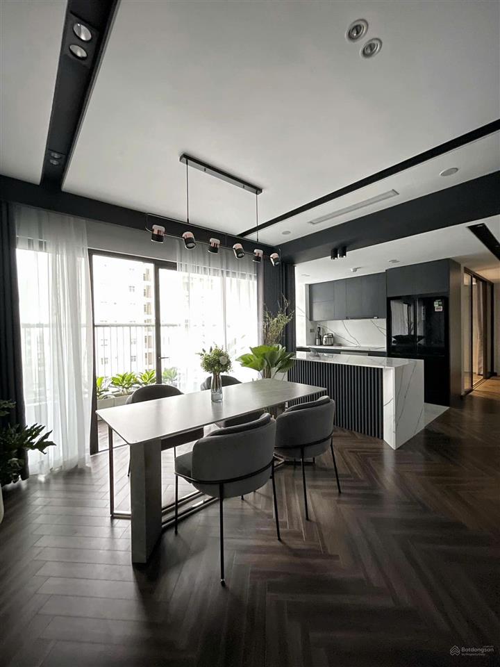 Bán căn góc 3 ban công 146m, chung cư 102 thái thịnh, sẵn sổ đỏ, có slot ô tô, 82 tr/m