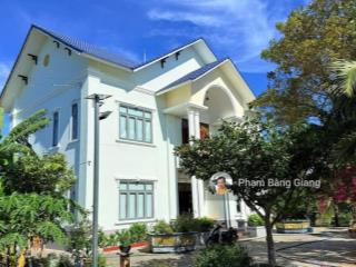 Bán biệt thự siêu đẹp mt đường lê duẩn  thị trấn đất đỏ  long đất  bà rịa vũng tàu. giá 60 tỷ