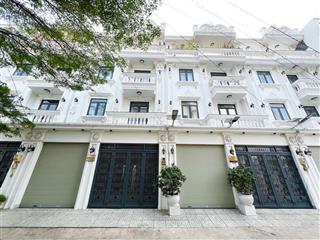 Bán nhà sổ riêng 81m2 phong cách biệt thự full nội thất cao cấp gần quận 7 khoảng 2,5km