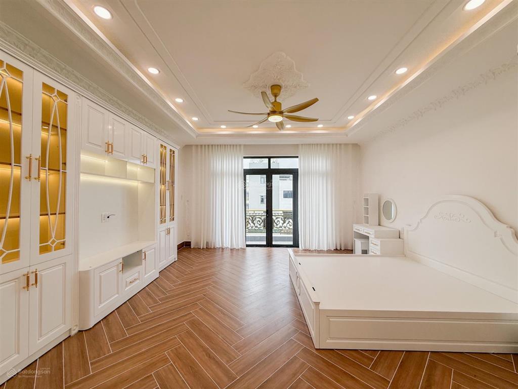 Bán nhà sổ riêng 5 tầng full nội thất có thang máy gần quận 7