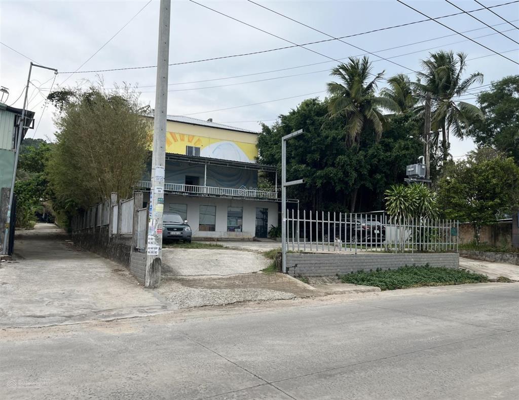 Bán lô đất 2000m2 mặt đường suối mây, có sẵn 400m2 thổ cư, đã xây dựng sẵn homestay, giá tốt