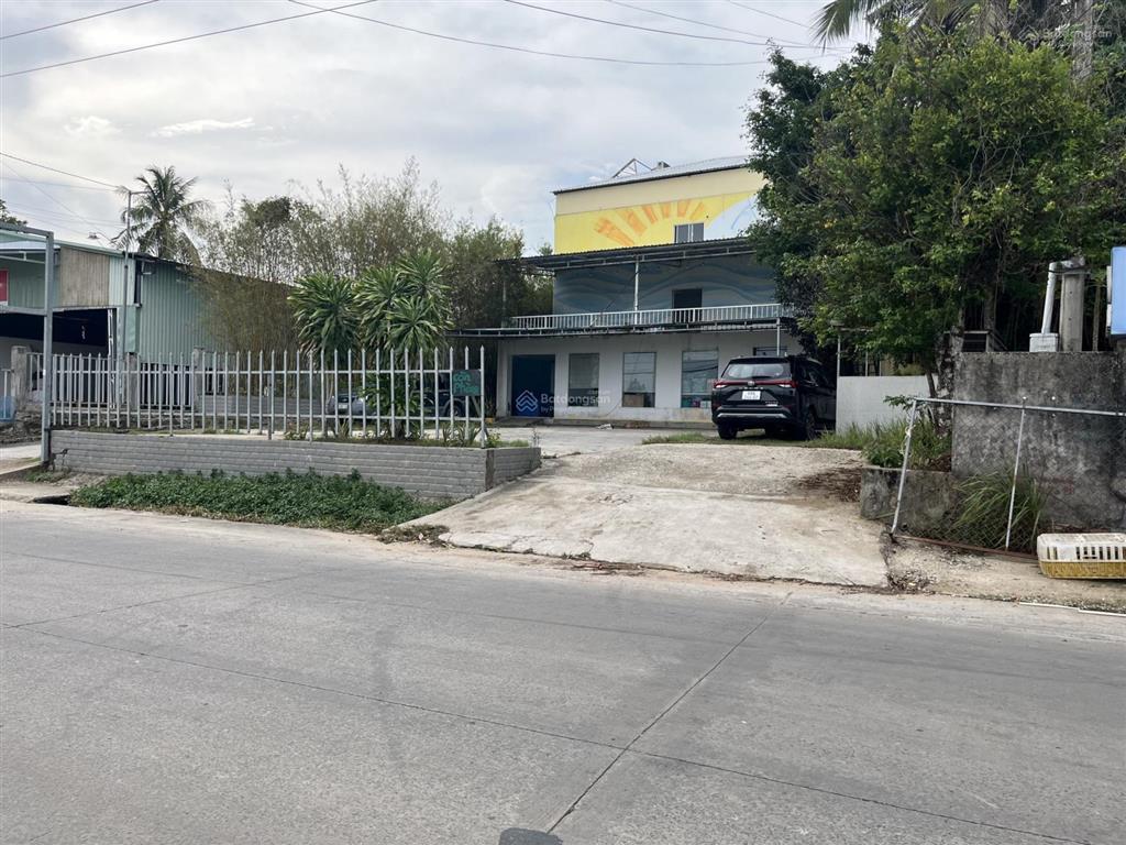 Bán lô đất 2000m2 mặt đường suối mây, có sẵn 400m2 thổ cư, đã xây dựng sẵn homestay, giá tốt