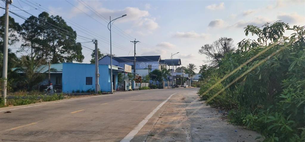 Bán 180m2 mặt tiền bến tràm, có sẵn 50m2 đất ở, kinh doanh tốt, chỉ 2,3 tỷ