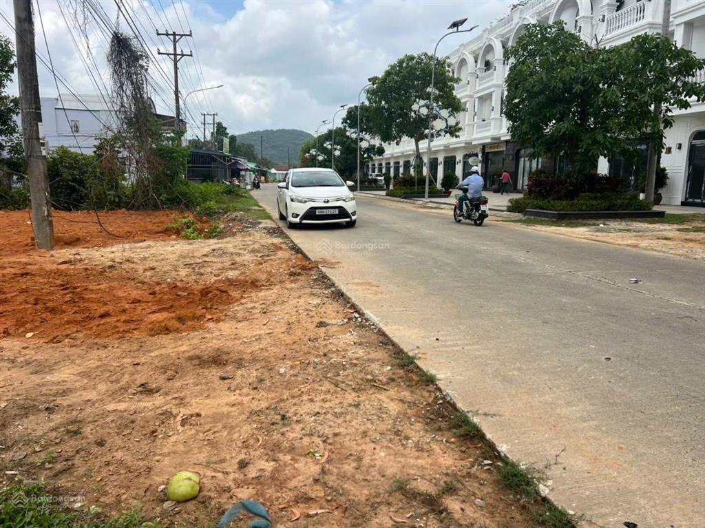 Bán lô đất ở 2000m2 mặt tiền, ngay đầu đường cây thông trong, đối diện dư án thương mại giá quá tốt