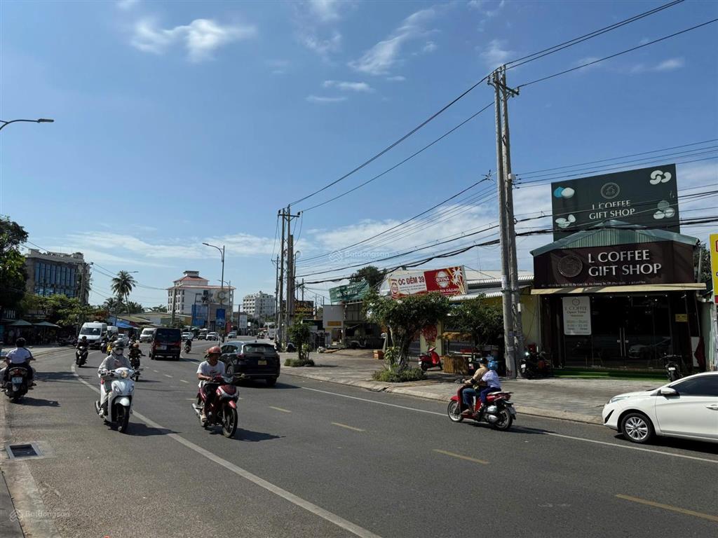 Bán lô 178m2 mặt phố du lịch trần hưng đạo, kinh doanh cực kỳ sầm uất, cách bãi biển 300m, giá tốt