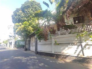 Cho thuê biệt thự 145 nguyễn đình chính, phú nhuận sân rộng 400m2 dt 17x12m. giá 65tr