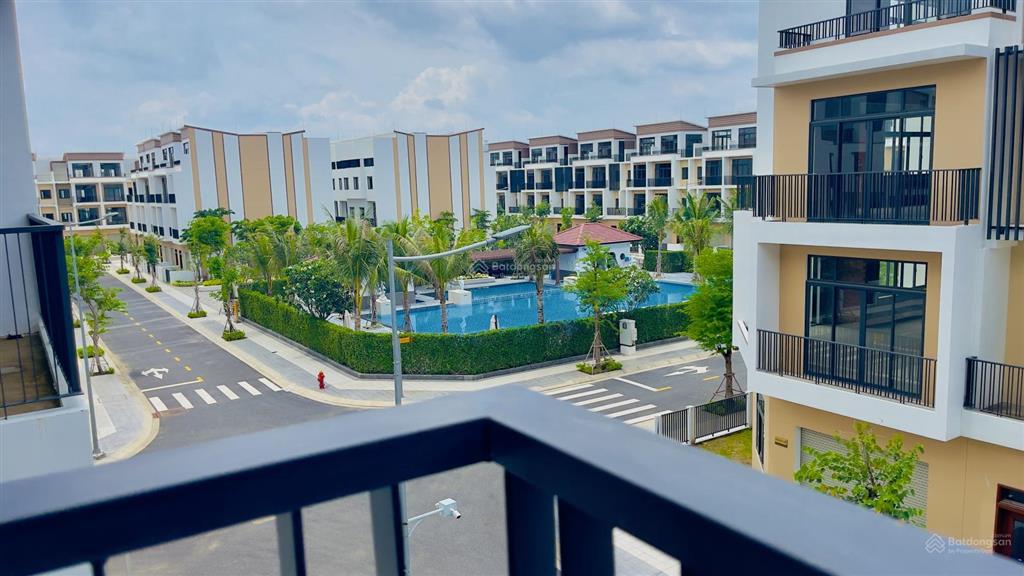 Nhà phố liền kề hồ bơi (5,8 tỷ ) căn đẹp không vướng