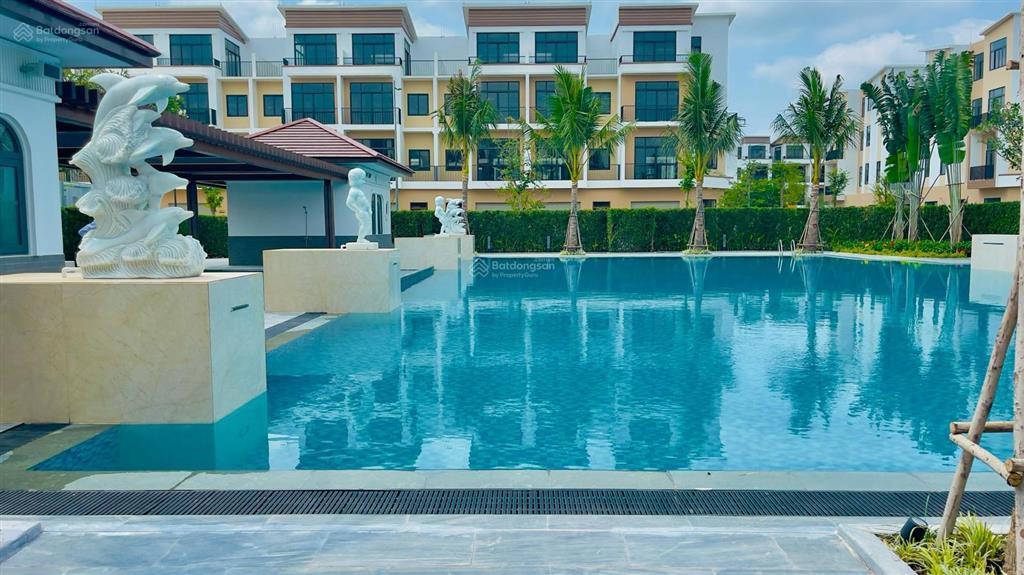 Nhà phố liền kề hồ bơi (5,8 tỷ ) căn đẹp không vướng