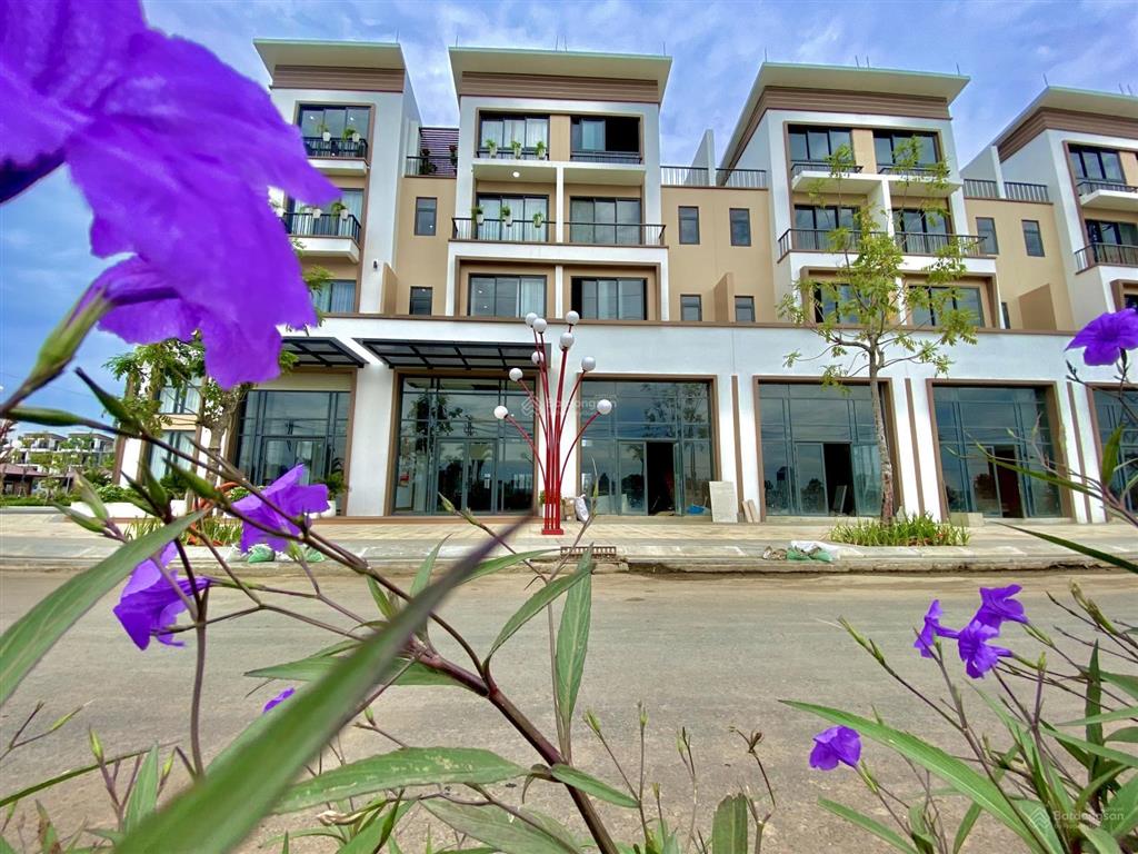 Shophouse gần cổng phố đi bộ, ngay đối diện quảng trường nước