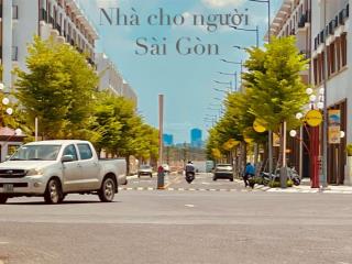 Shophouse gần cổng phố đi bộ, ngay đối diện quảng trường nước