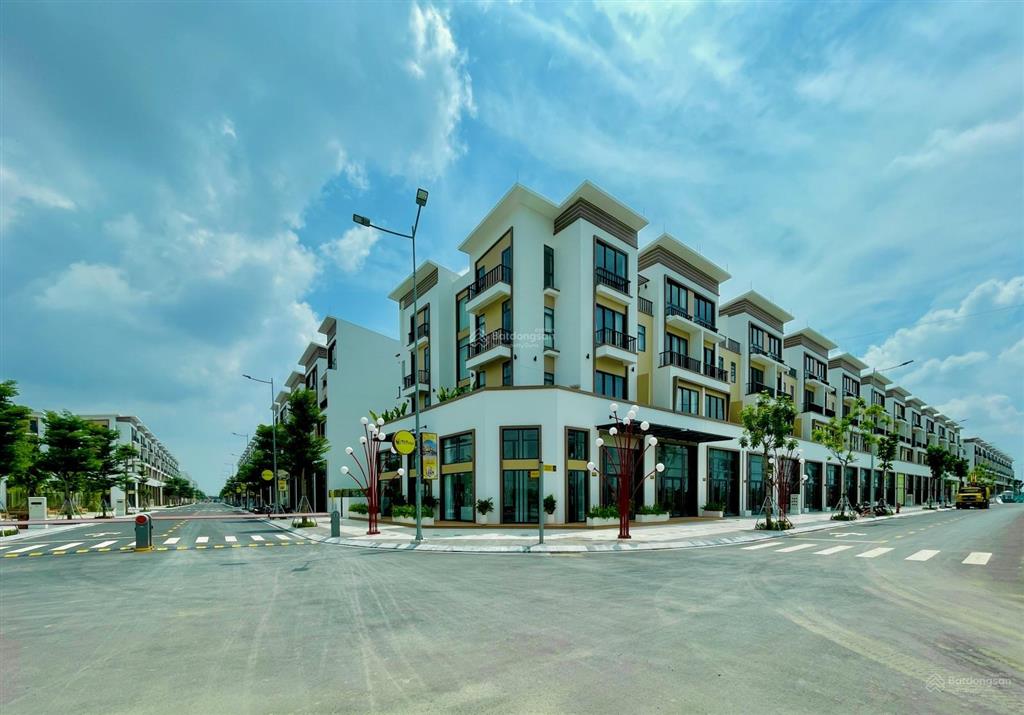 Shophouse gần cổng phố đi bộ, ngay đối diện quảng trường nước