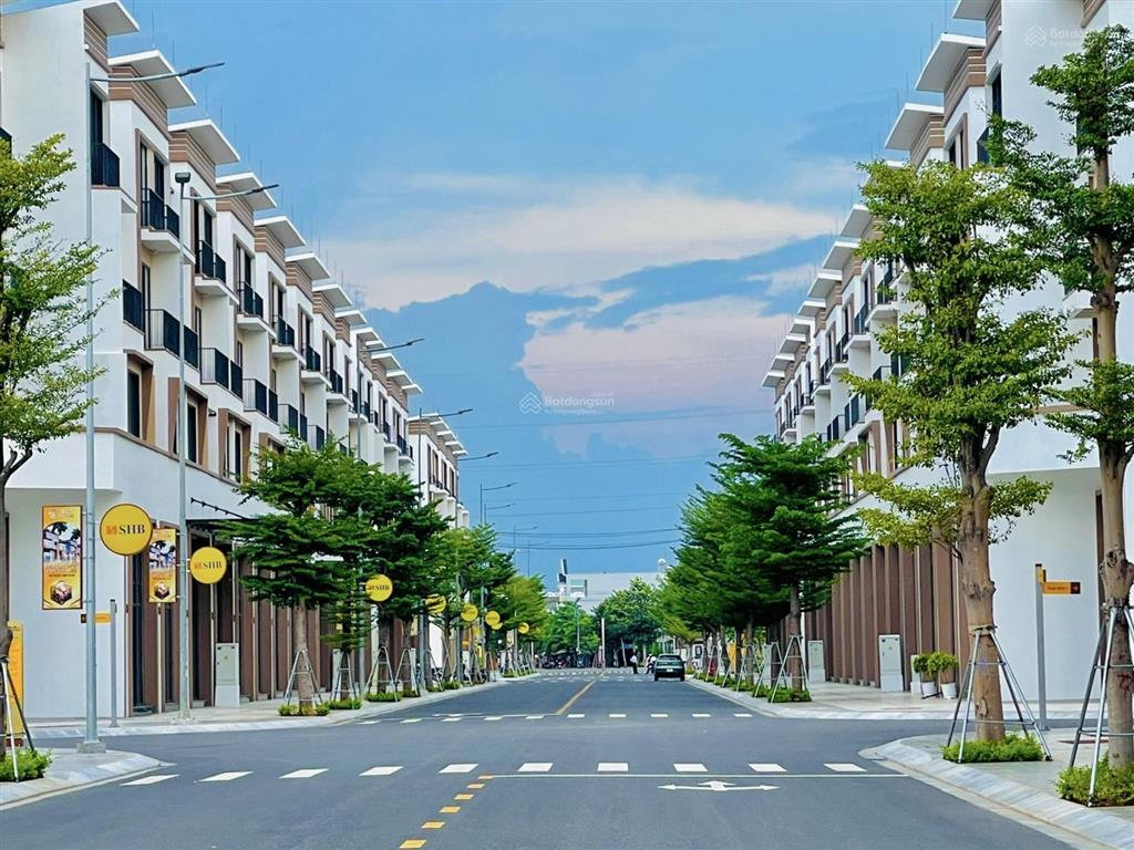 Shophouse gần cổng phố đi bộ, ngay đối diện quảng trường nước