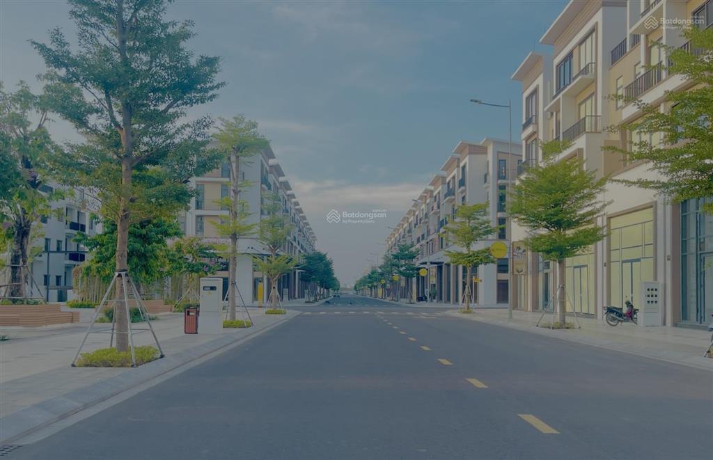 Shophouse gần cổng phố đi bộ, ngay đối diện quảng trường nước