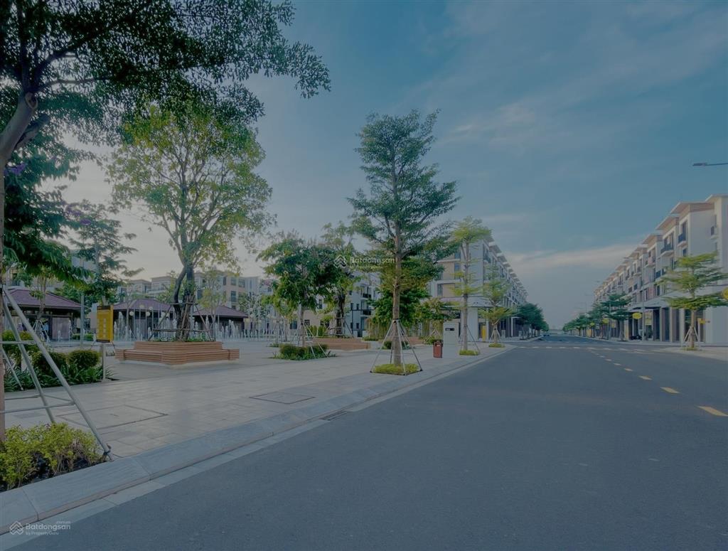 Shophouse gần cổng phố đi bộ, ngay đối diện quảng trường nước