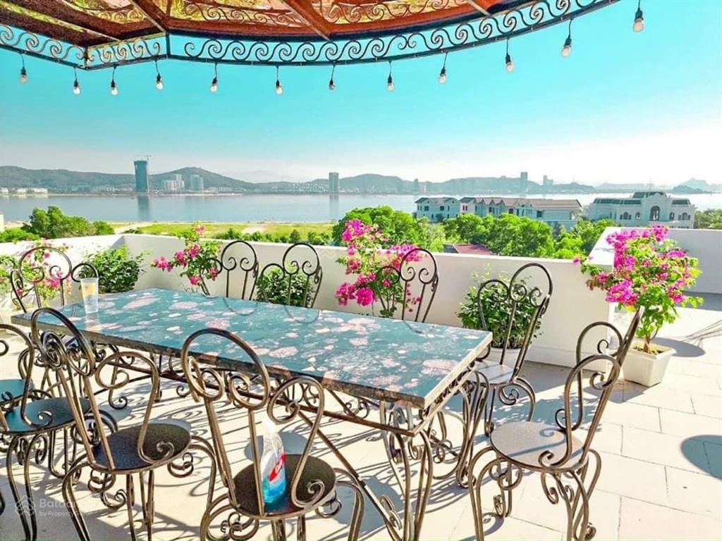 Làm ăn thua lỗ bán gấp 18 tỷ biệt thự mặt biển tại đảo tuần châu 500m2.  0914 043 ***