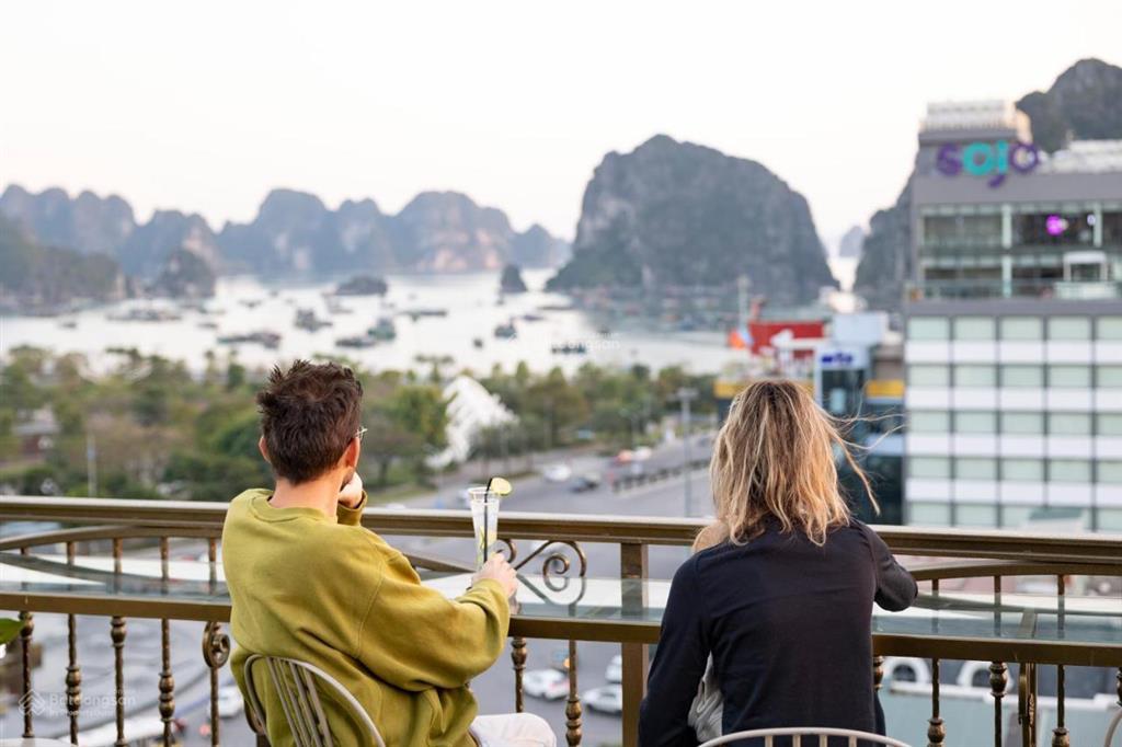 Bán gấp giá 20,5 tỷ nhà 9 tầng 300m2 trục đường vip nhất 25/4 view biển và công viên  0914 043 ***