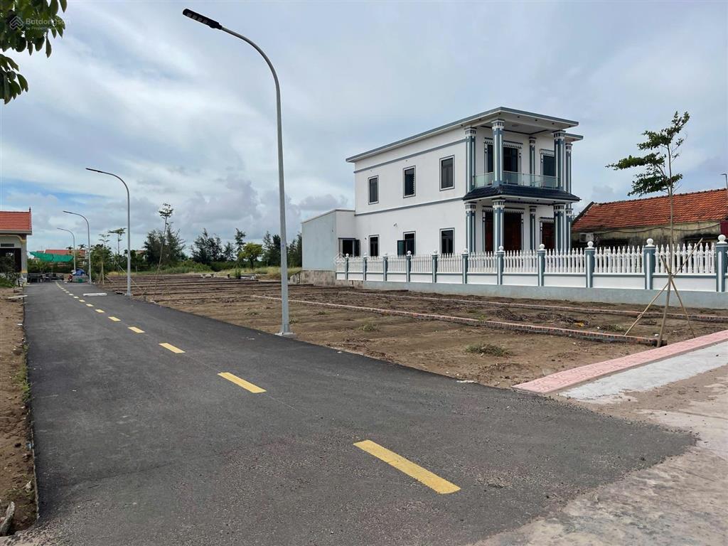 Cắt lỗ! chỉ 1,3 tỷ mua đứt lô đất 82m2 hướng đông nam view quảng trường biển  bãi tắm mới