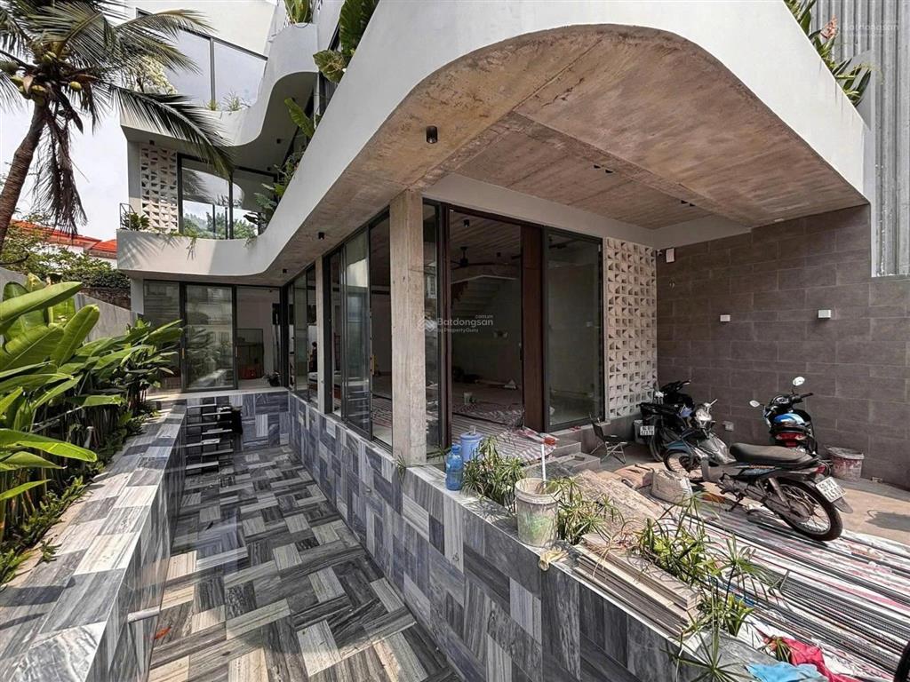 Cho thuê biệt thự đường nguyễn ư dĩ, thảo điền, quận 2,ngang 9.5m, trệt 3 lầu, có hồ bơi, sân vườn