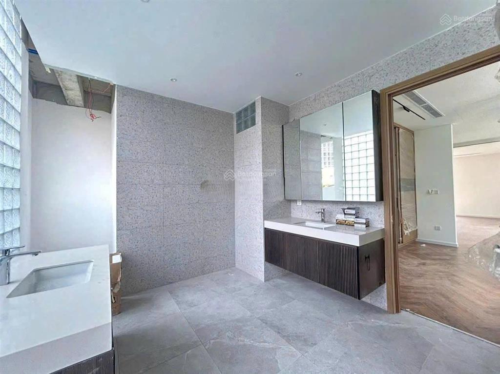 Cho thuê biệt thự đường nguyễn ư dĩ, thảo điền, quận 2,ngang 9.5m, trệt 3 lầu, có hồ bơi, sân vườn