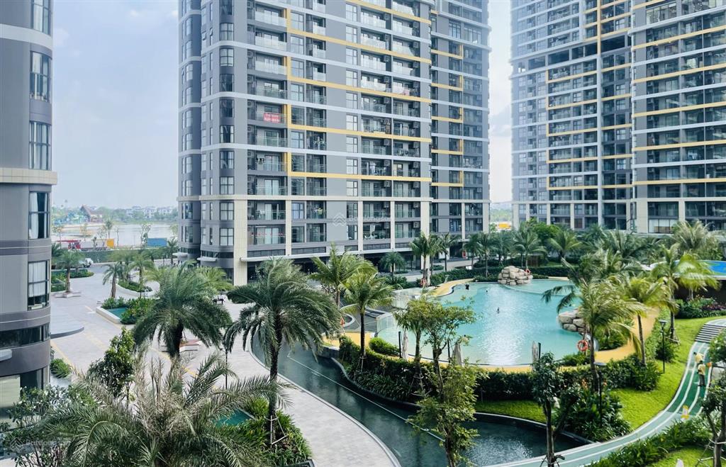 Giảm mạnh bán gấp căn studio the beverly dt 33,5m2 tầng trung view hồ bơi, nhà mới 100% giá 2,1 tỷ