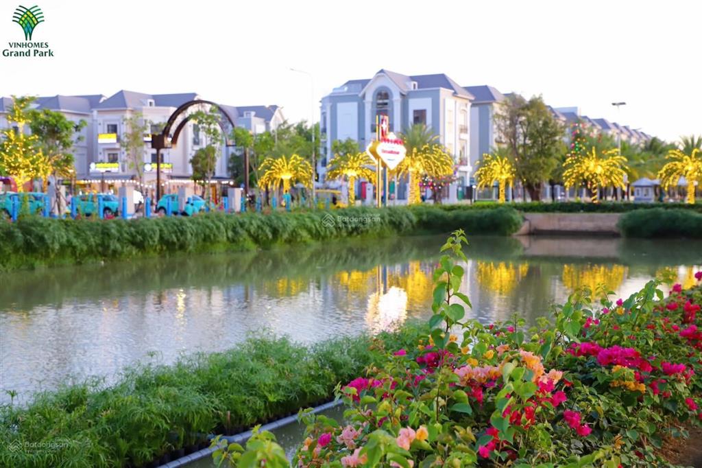 Cần bán biệt thự ven sông khu compound vinhomes quận 9, dt 200m2, xd 3 tầng, hướng đn giá 28 tỷ tl