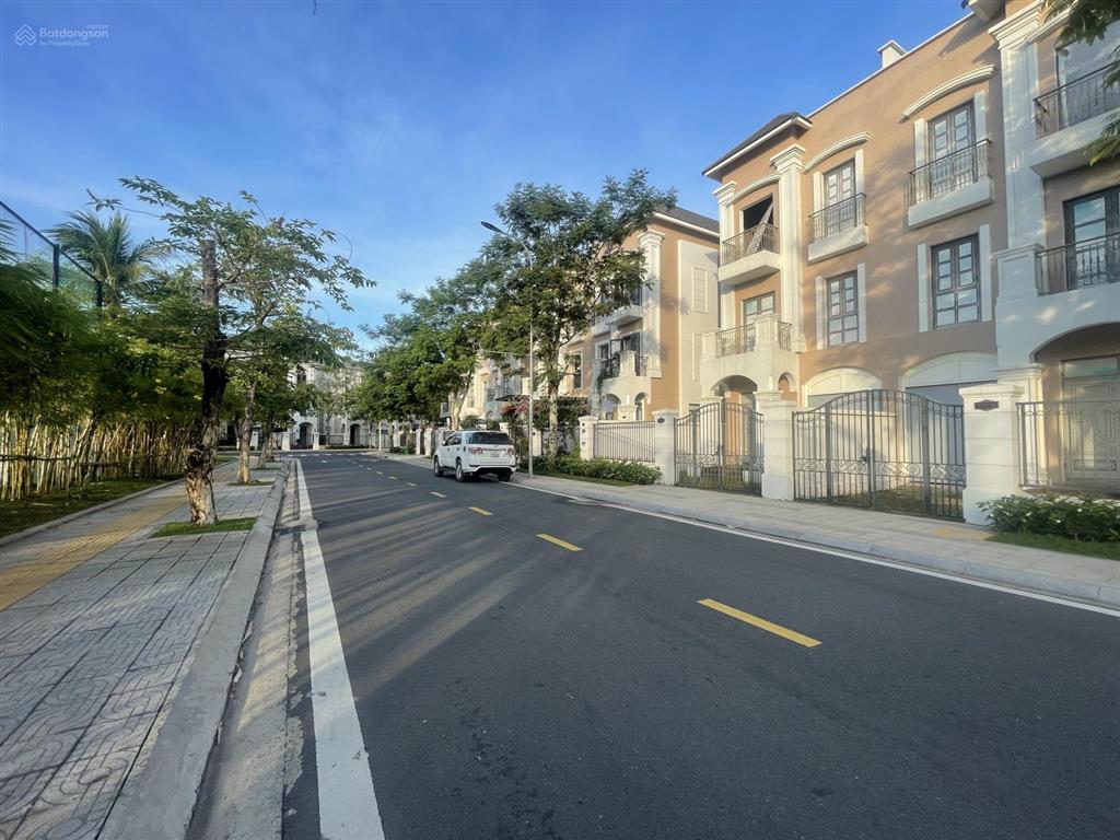 Cần bán biệt thự ven sông khu compound vinhomes quận 9, dt 200m2, xd 3 tầng, hướng đn giá 28 tỷ tl