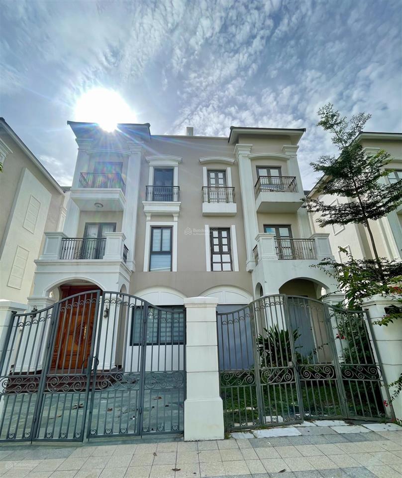 Cần bán biệt thự ven sông khu compound vinhomes quận 9, dt 200m2, xd 3 tầng, hướng đn giá 28 tỷ tl