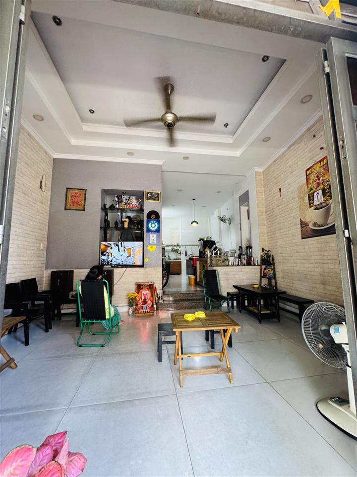 Mặt tiền khánh hội phường 4  q 4
nhà đang ở & đang kinh doanh coffe