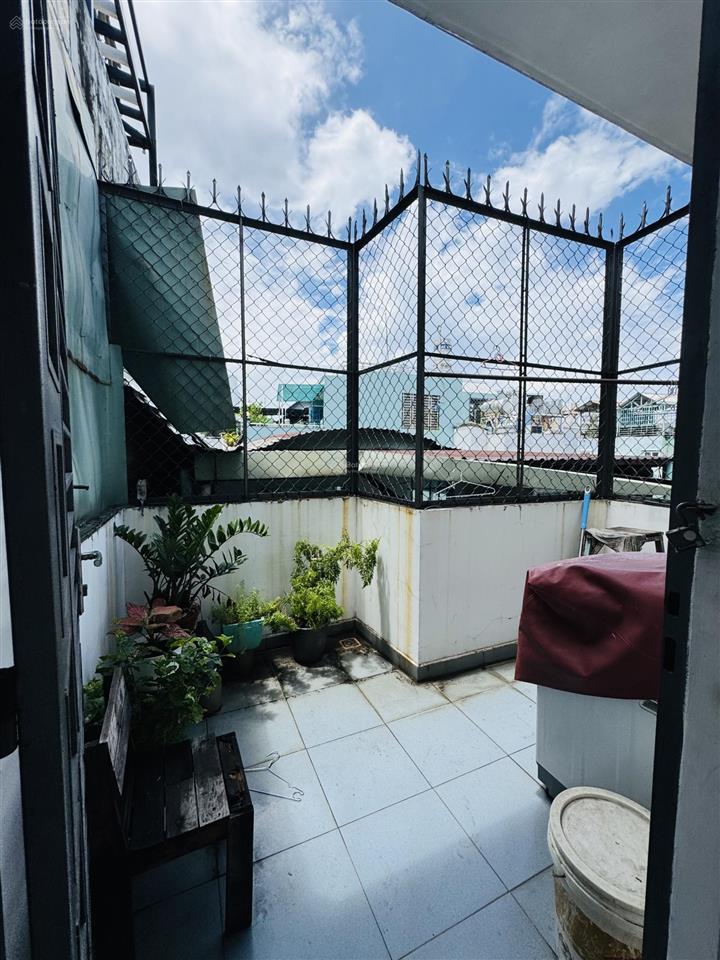 Mặt tiền khánh hội phường 4  q 4
nhà đang ở & đang kinh doanh coffe