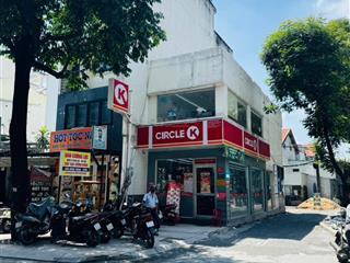 Xe tải 2 chiếc đỗ trước nhà đêm ngày cách mặt tiền 1 căn nhà nhỏ hơn 100m2 đất giá chỉ 9x tr/m2