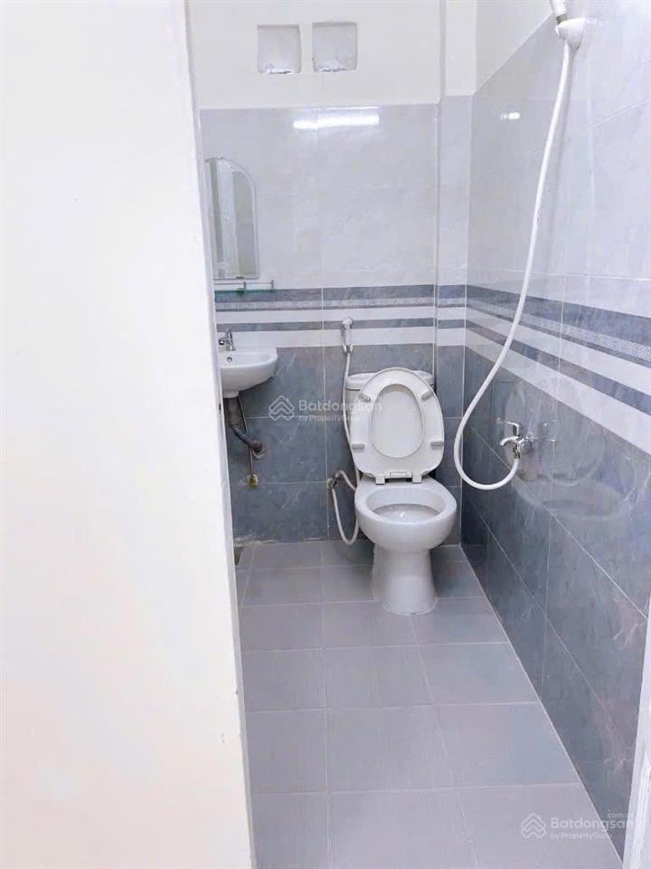 Khu trung tâm hành chính p12q4 sát đường xe hơi chạy cách 1 bước
chỉ còn 1 căn duy nhứt tầm giá