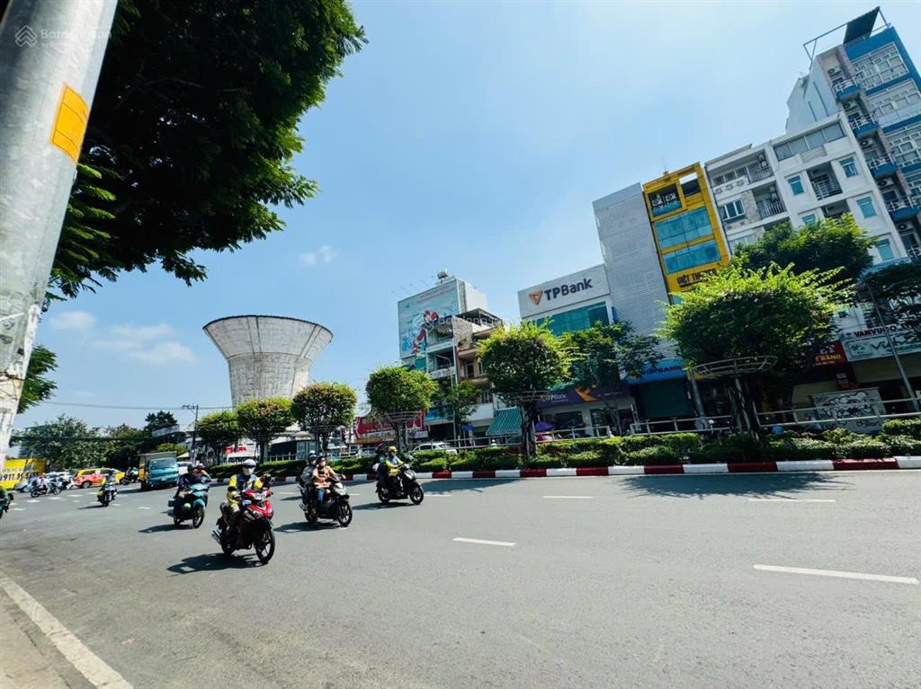 Khu trung tâm hành chính p12q4 sát đường xe hơi chạy cách 1 bước
chỉ còn 1 căn duy nhứt tầm giá