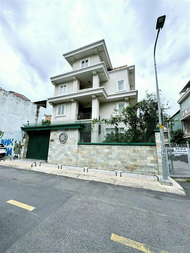 Bán biệt thự đẹp góc 3mt phường sài gòn. dt 12,5 x 19m. kc 4 tầng. full nội thất. giá bán 130 tỷ