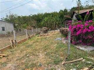 Cần bán lô đất mặt tiền đường nhựa 393m2 giá ngộp 400 triệu, có 100m2 thổ cư, liền kề quốc lộ 22