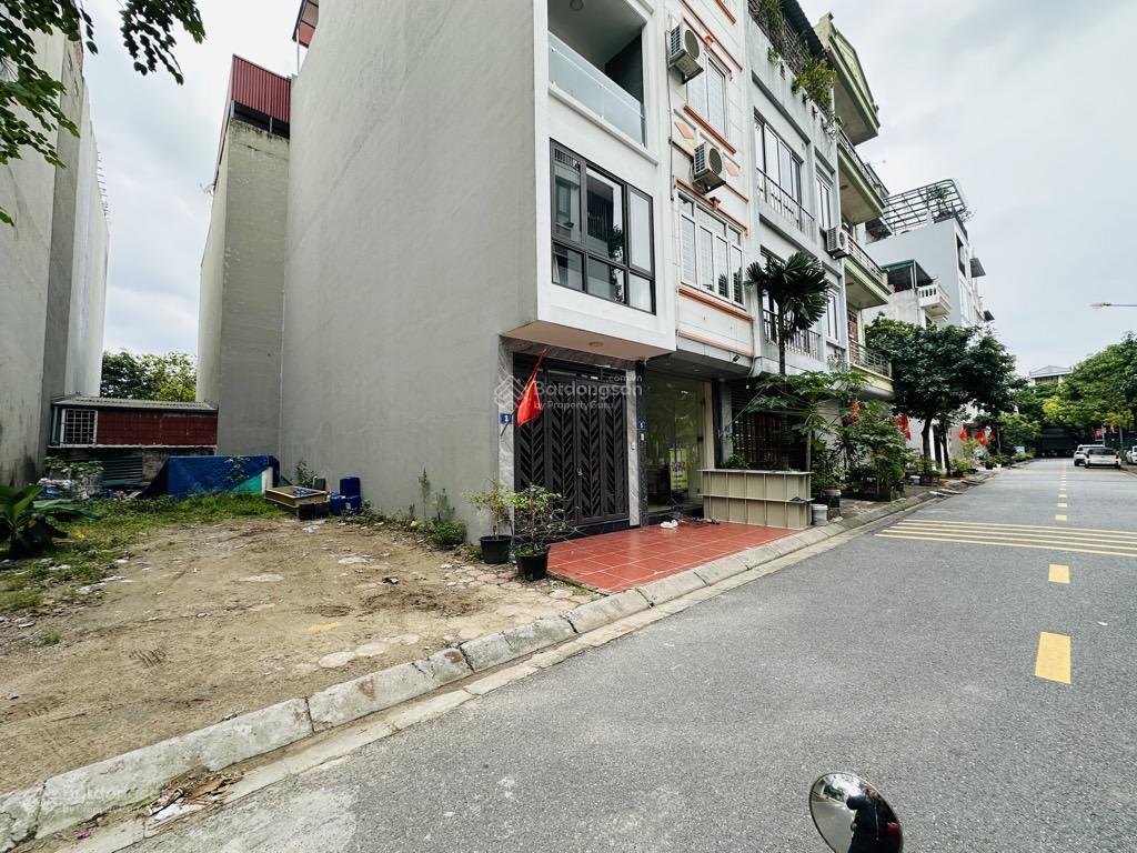 Ô tô tránh mặt tiền khủng có vỉa hè vị trí đẹp view hồ  kinh doanh  78 m2  vườn hồ  cự khối