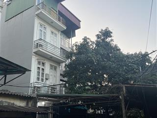 Đầu tư tốt  ô tô đỗ vài cái trong sân nhà, vị trí thoáng sáng, gần chợ, giao thông thuận tiện