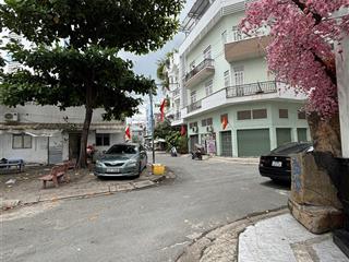 Nhà đẹp như mới, xe hơi vào nhà, 5 lầu, rộng rãi thoáng mát có giếng trời. khu vip, không ngập nước