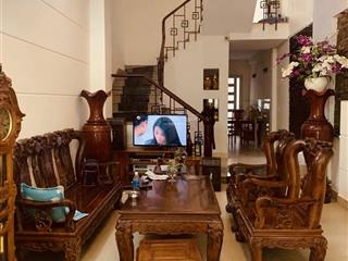 Gia đình đang ở cần bán. dt4.2x 20. 4 lầu,vài bước ra mặt tiền trần não.