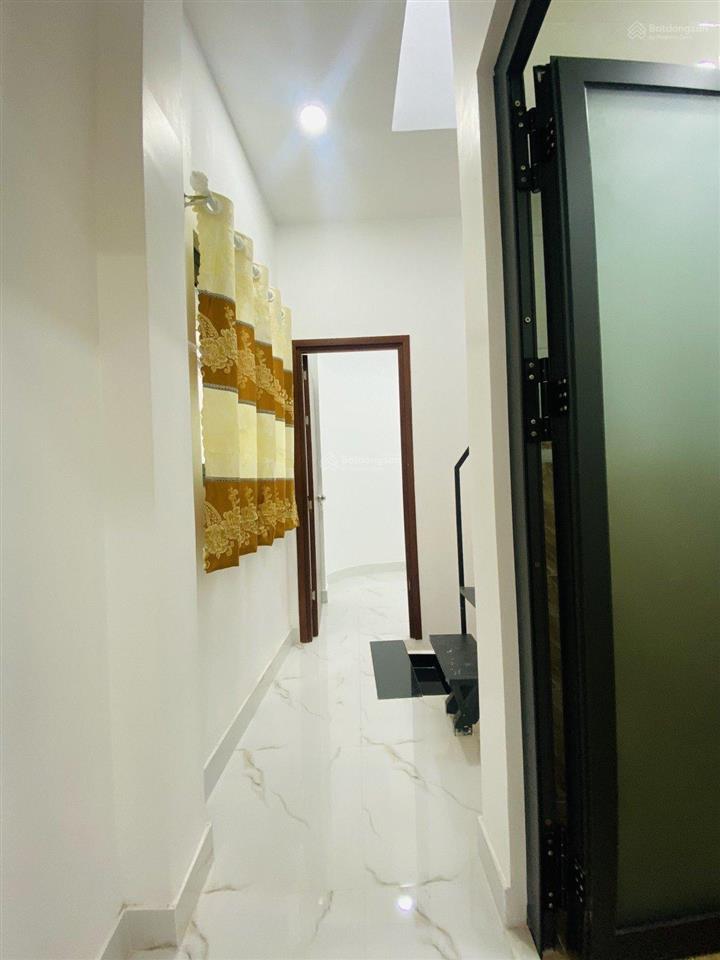 Nhỉn 5t  nhà góc 3mt  3 tầng lý thái tổ q10 30m ra mt