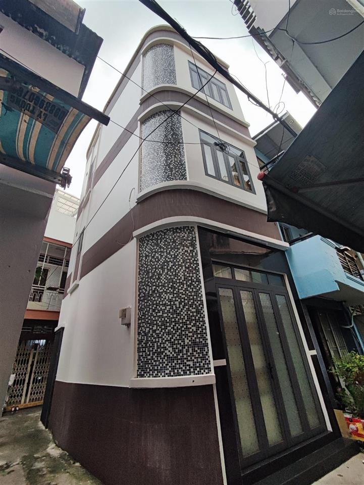 Nhỉn 5t  nhà góc 3mt  3 tầng lý thái tổ q10 30m ra mt