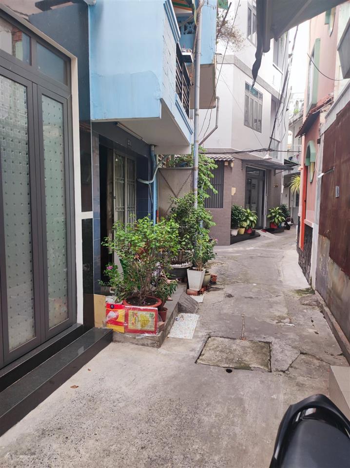 Nhỉn 5t  nhà góc 3mt  3 tầng lý thái tổ q10 30m ra mt