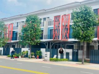 Liền kề 3 tầng đối diện khu tiện ích , cổng chính kđt suncas central