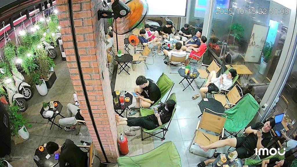 Sang quán cafe căn góc 12x20 khu bàu cáttân bình, mặt bằng chỉ 25tr/tháng,lợi nhuận 4050tr/tháng