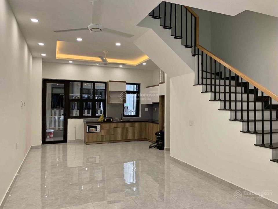 Cho thuê nhà 16tr 3 lầu 4pn 5x16m gần vòng xoay liên phường, đ xuân hợp, võ chí công.  0901 193 ***