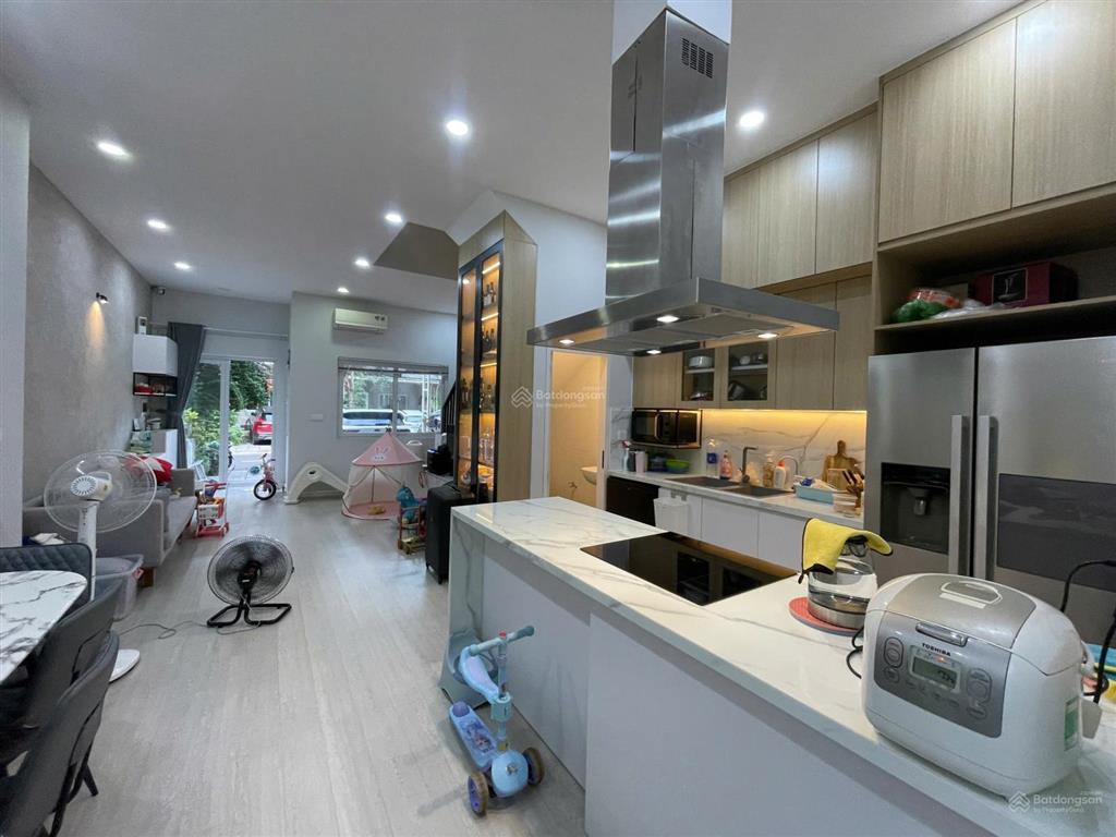 Cho thuê nhà rio vista từ 16tr gần gia hòa, đỗ xuân hợp 5x15m 3 lầu 4pn, gara.  0901 193 ***