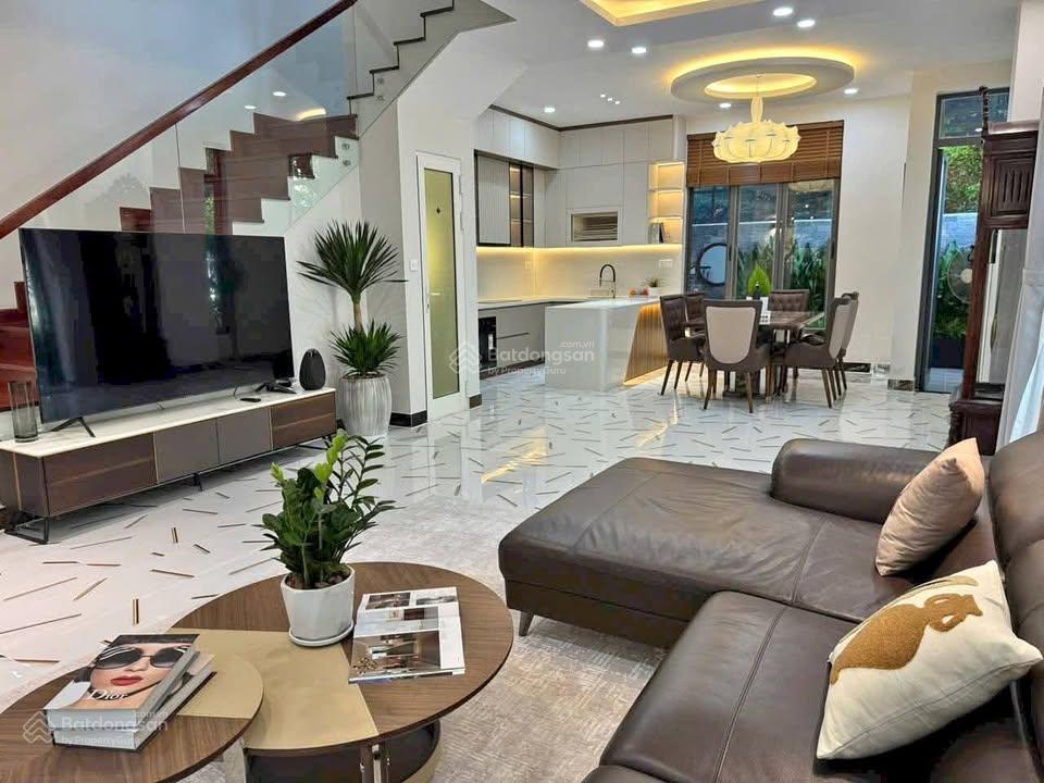 Cho thuê biệt thự ngay gần đỗ xuân hợp, global, gia hoà 10x20m 3l4pn...  0901 193 ***