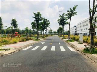 Stc long thành ! lô đất ngộp chờ chủ mới , 120m2 giá chỉ 3tỷ , sổ hồng , đường 14m, đối diện tttm