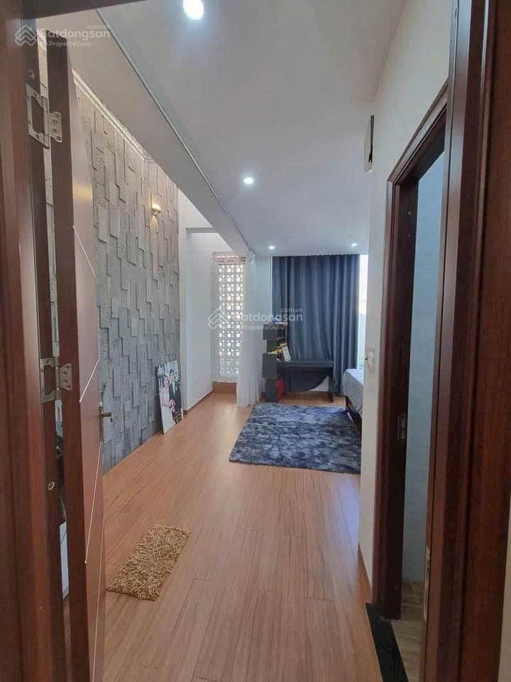 Kẹt tiền bán gấp căn nhà ở ngay ngã 4 bốn xã, gần đầm sen, 1 trệt 1 lầu, 5,5x10m, giá 5 tỷ