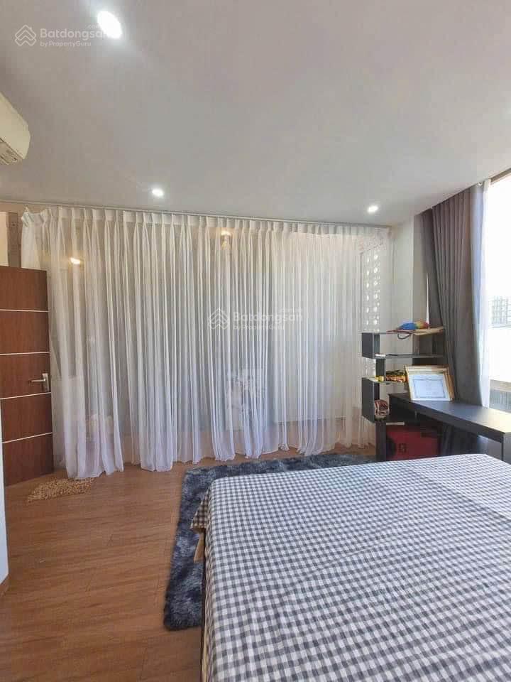 Kẹt tiền bán gấp căn nhà ở ngay ngã 4 bốn xã, gần đầm sen, 1 trệt 1 lầu, 5,5x10m, giá 5 tỷ