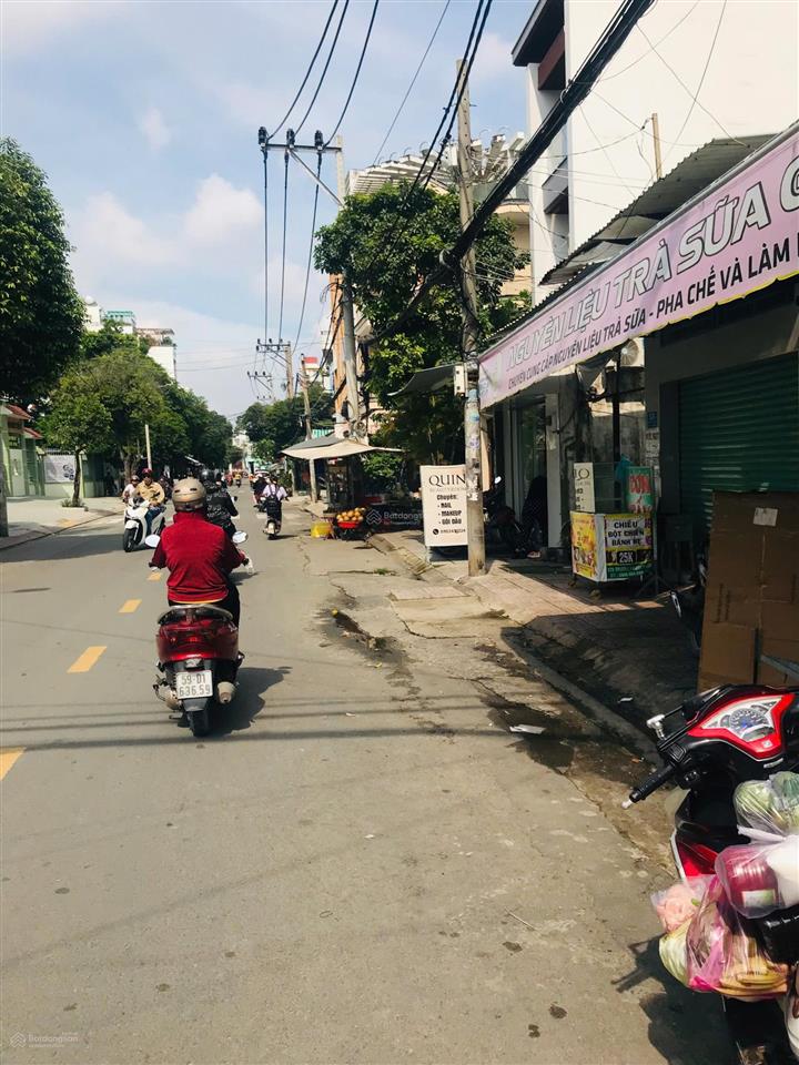 Kẹt tiền bán gấp căn nhà ở ngay ngã 4 bốn xã, gần đầm sen, 1 trệt 1 lầu, 5,5x10m, giá 5 tỷ